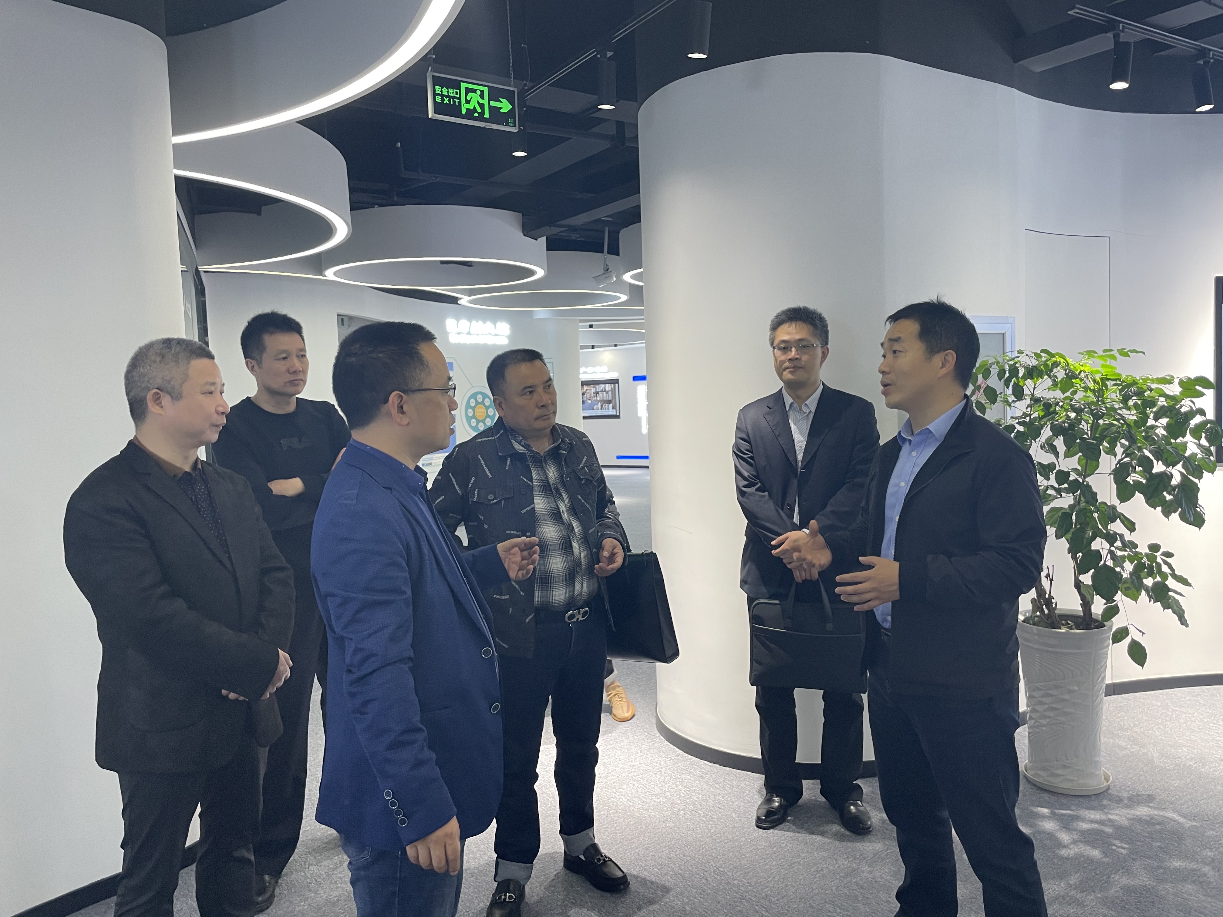 鄭州市鄭東新區(qū)、中原科技城領(lǐng)導一行蒞臨健培科技考察調(diào)研