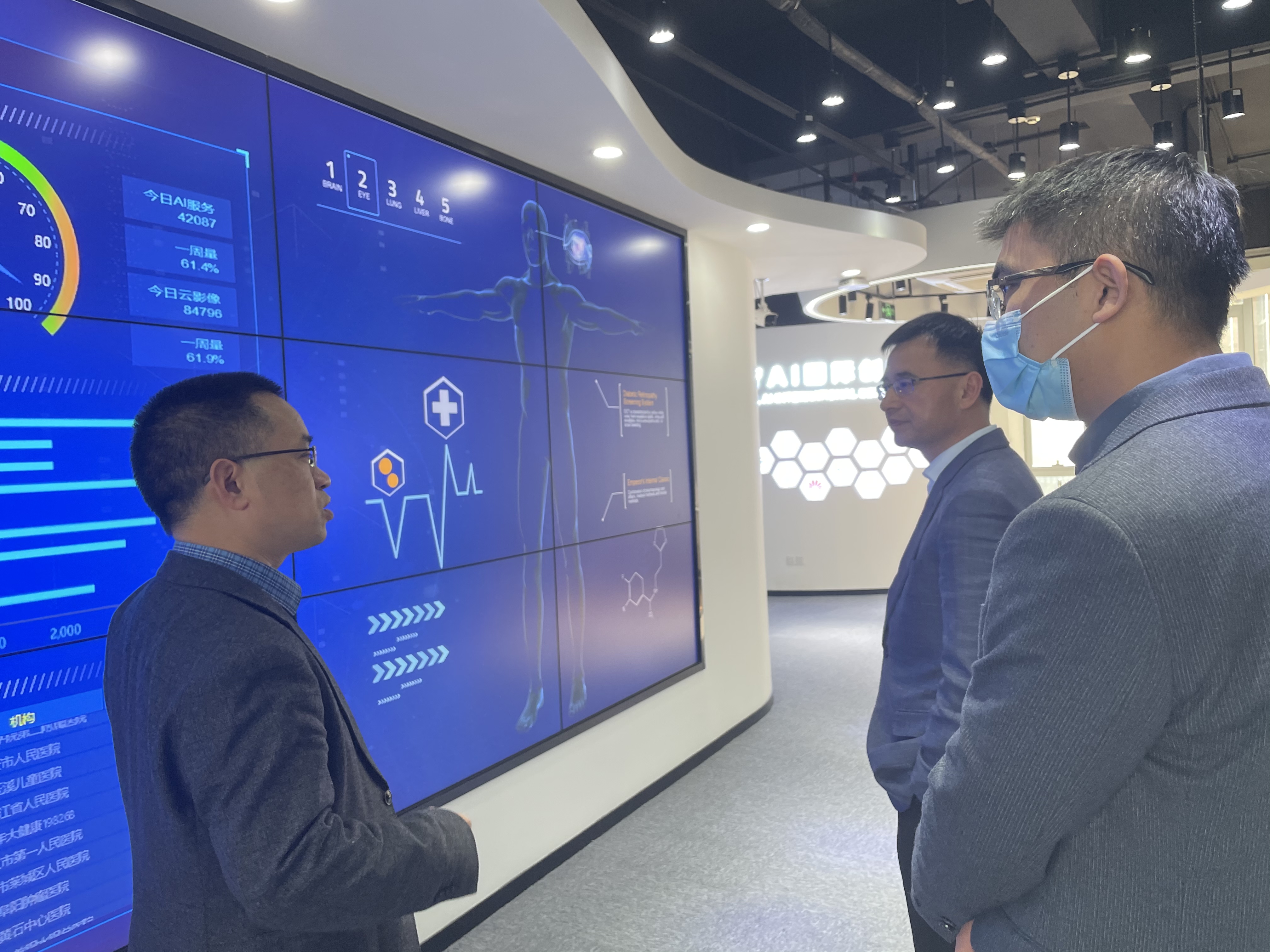 杭州醫(yī)學院黨委副書記、校長黃東勝一行蒞臨健培科技