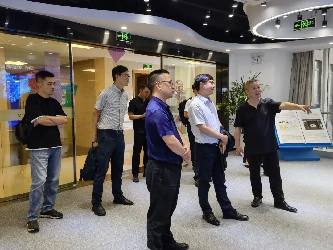 成都市錦江區(qū)委副書記、區(qū)長繆曉波一行蒞臨健培科技考察調(diào)研