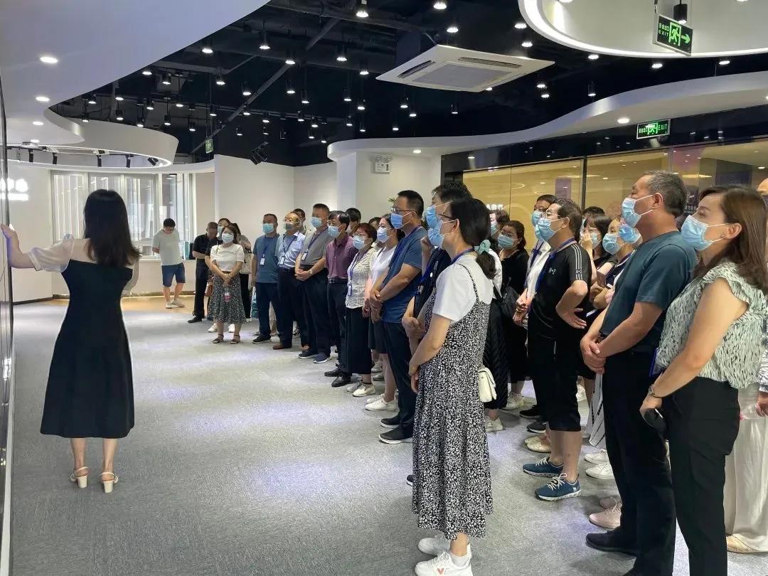 甘肅省張掖市醫(yī)保局黨組書記、副局長(zhǎng)劉衛(wèi)國(guó)一行蒞臨健培科技考察調(diào)研