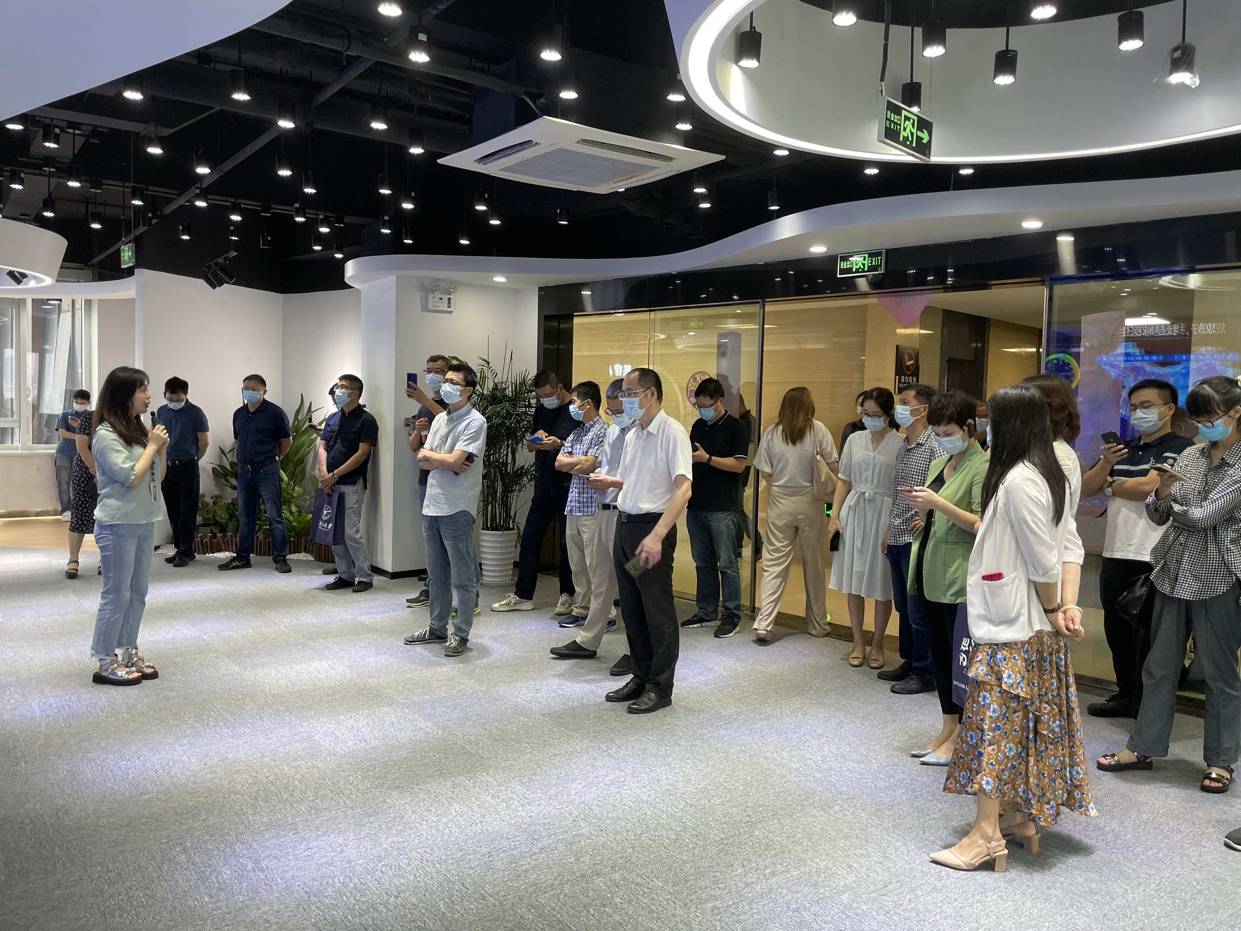 上城區(qū)“數(shù)字化改革”考察團(tuán)一行蒞臨健培科技考察調(diào)研