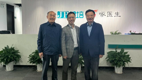 中國老年保健協(xié)會健康中國行動推進(jìn)工作委員會執(zhí)行會長史振力一行蒞臨健培科技考察調(diào)研